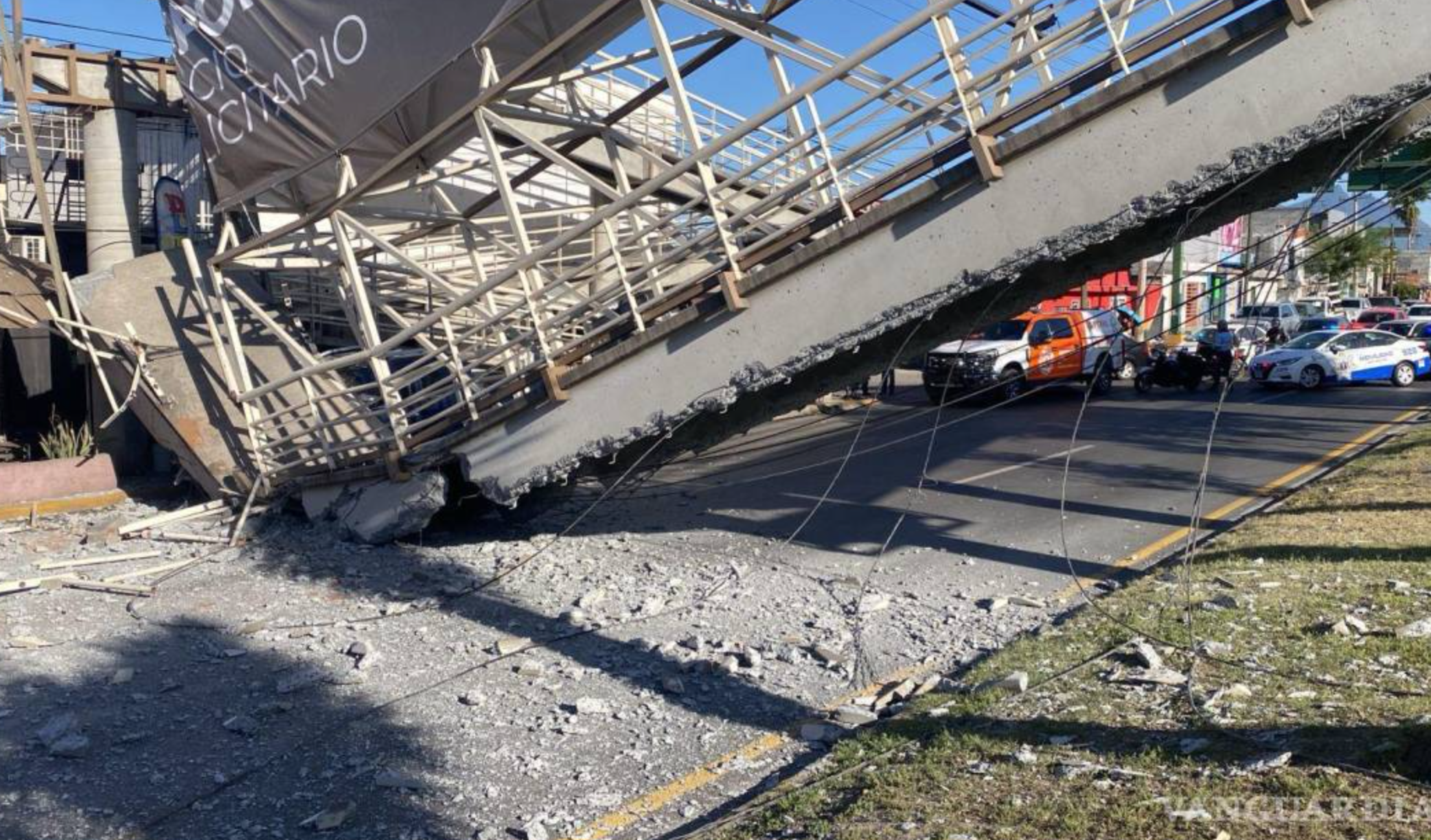 Grúa derriba puente peatonal en Nuevo León
